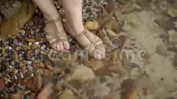 穿着鞋子在沙滩上的女人视频的预览图