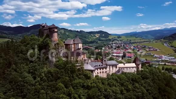 绕着斯洛伐克的奥拉瓦城堡飞行视频的预览图