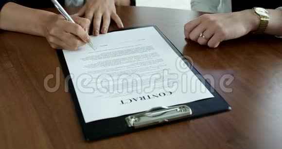 商业女性签约合同视频的预览图