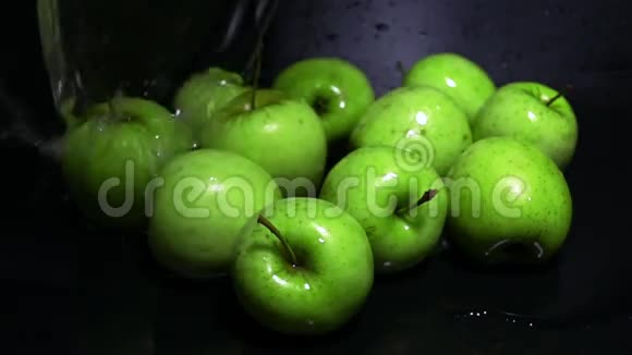 把水洒到绿苹果上超级慢镜头视频的预览图