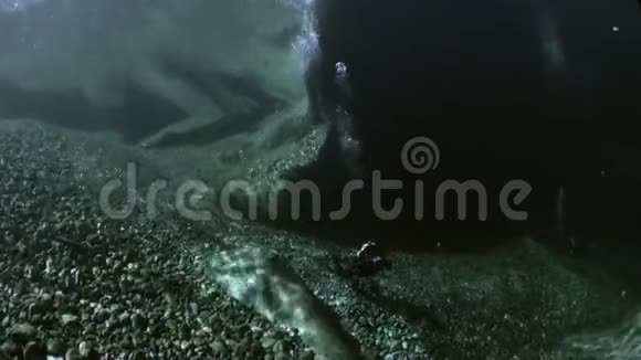 摄像机操作员在透明的河流中折射阳光视频的预览图