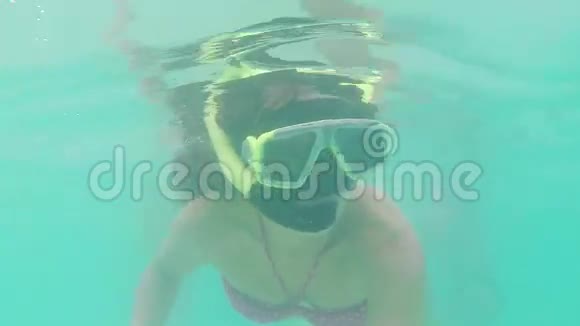 水下自拍的年轻美女浮潜珊瑚礁深水视频的预览图