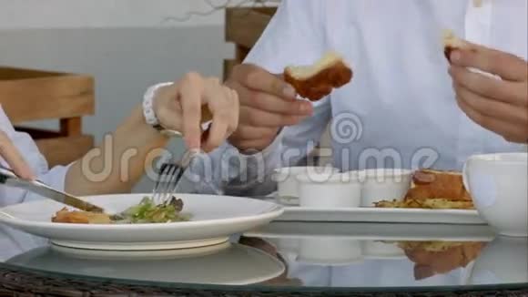 两个人一起吃饭视频的预览图