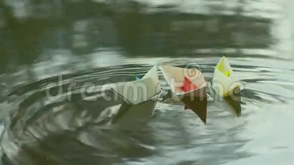 鸽子纸船漂浮在绿色的河流上视频的预览图