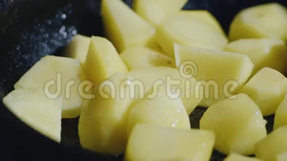 做土豆油煎的食物美味可口但不健康的食物视频的预览图