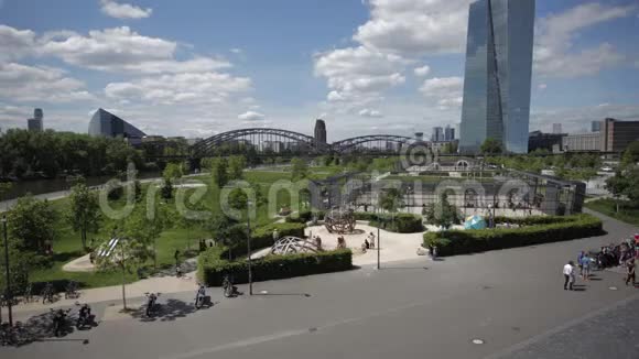 法兰克福公园活动和欧洲中央银行大楼的延时全景视频的预览图