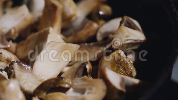 美味的鲜蘑菇片在平底锅里煎美味的烹饪全景拍摄视频的预览图