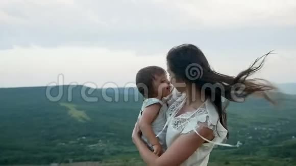 妈妈和儿子站在山上散步视频的预览图