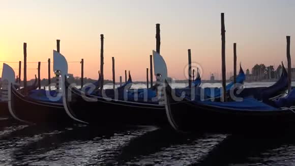 刚多拉斯黎明时的特写意大利威尼斯视频的预览图