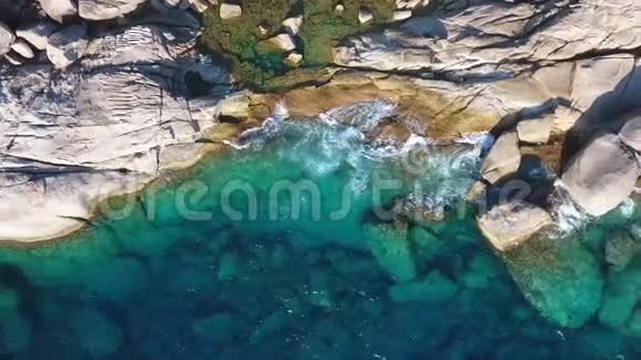 巨大的石头和蓝色波浪背景高清空中视野从上面安达曼海西米兰岛泰国视频的预览图
