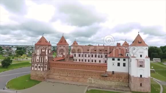 白俄罗斯格罗德诺地区和平号城堡建筑群的无人视野视频的预览图