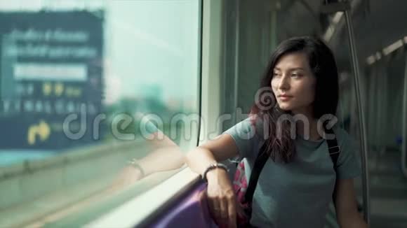 坐地铁旅行的漂亮女孩视频的预览图