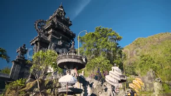 蒲拉梅兰亭巴厘岛寺庙入口向下倾斜视频的预览图