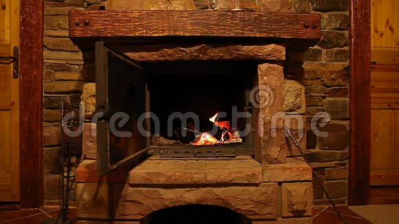 木柴燃烧在壁炉里浪漫的气氛视频的预览图