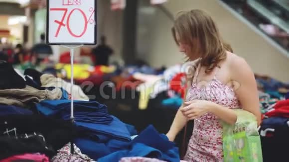 漂亮的女人在服装店购物打折优惠1920x1080视频的预览图