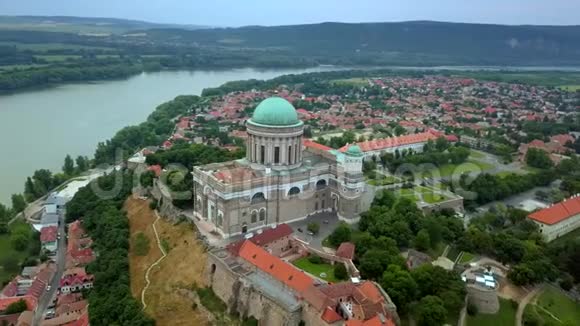 匈牙利埃兹特戈姆圣母玛利亚原始大教堂的空中景色视频的预览图