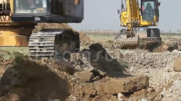 履带式挖掘机在工作视频的预览图