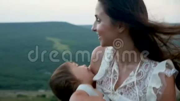 妈妈和儿子站在山上散步视频的预览图