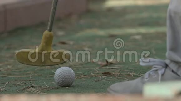 动作小男孩尝试打高尔夫球视频的预览图