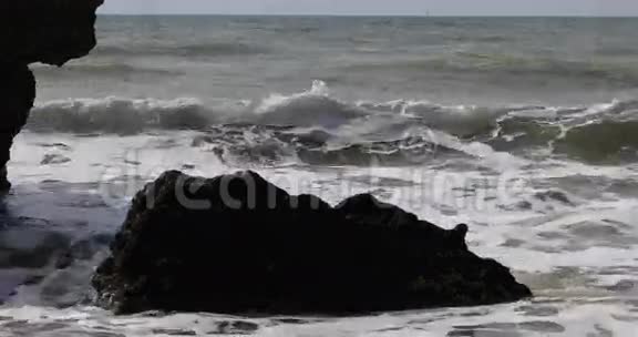 波在葡萄牙阿尔加维的岩石上爆发视频的预览图