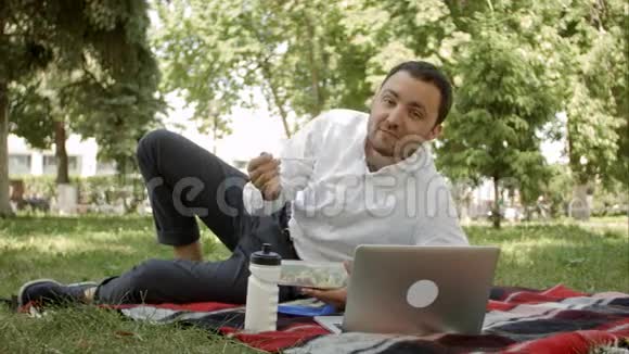 有魅力的人在公园吃午饭的时候对着镜头说点什么视频的预览图