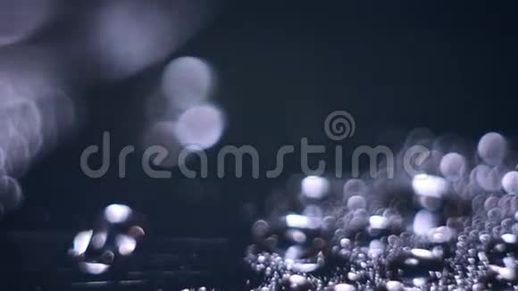 水在闪亮的表面移动视频的预览图