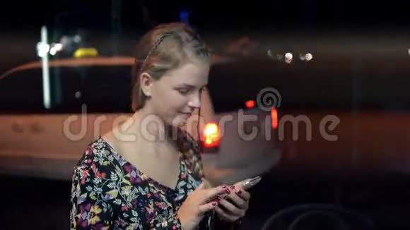 女游客正在通过手机搜索导航而晚上则站在街上学生女生视频的预览图