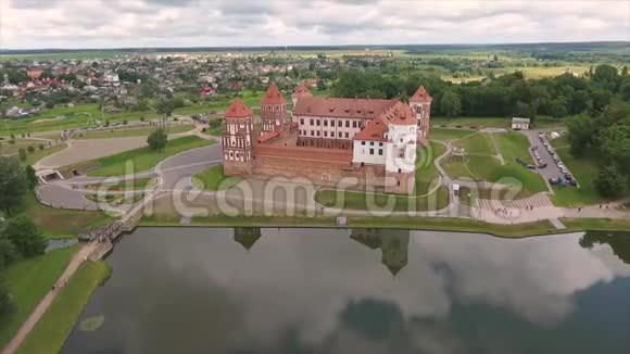 白俄罗斯格罗德诺地区和平号城堡建筑群的无人视野视频的预览图