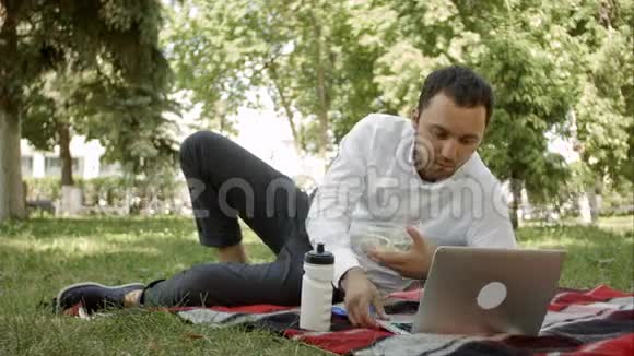 成功的人带着笔记本电脑在野外工作视频的预览图