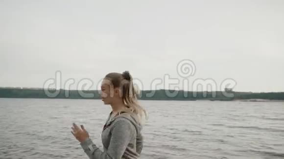 那个金发女孩沿着海岸跑视频的预览图