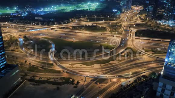 晚上在迪拜的大路路口视频的预览图
