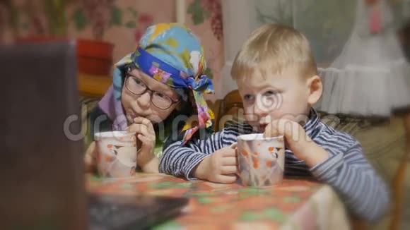 孩子们在家喝牛奶看笔记本视频的预览图