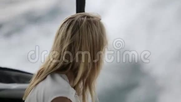 在移动的船上摆着体贴的金发女郎视频的预览图
