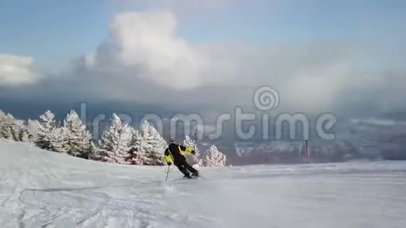 滑雪者沿着斜坡往下走视频的预览图