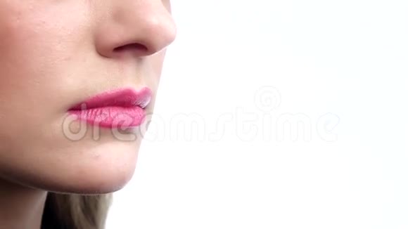 有粉红色嘴唇的女人吃香蕉快关门慢动作视频的预览图