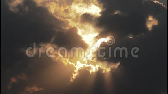 傍晚的太阳和乌云视频的预览图