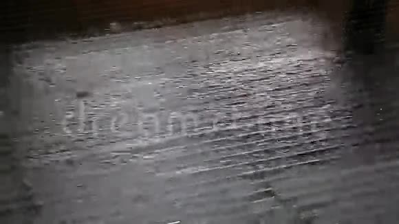 大雨视频的预览图