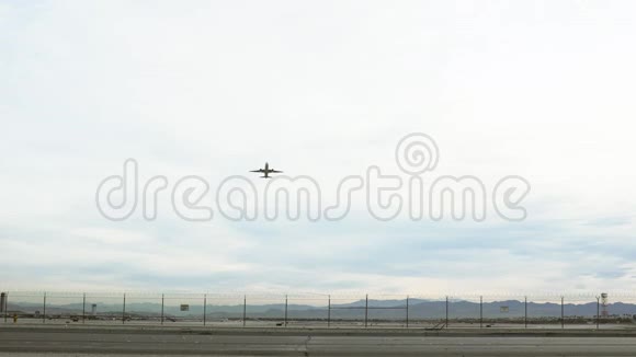 飞机在高速公路上飞行车辆通行视频的预览图