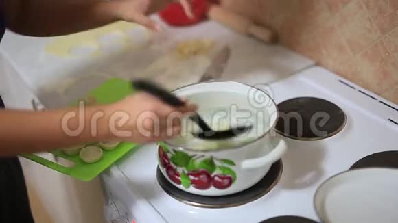 女孩在锅里煮饺子女孩准备食物视频的预览图