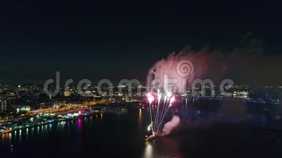 宾夕法尼亚州费城特拉华河上空的烟火视频的预览图