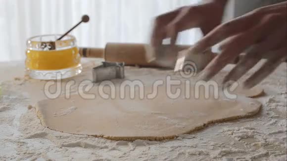 煮姜饼的过程视频的预览图