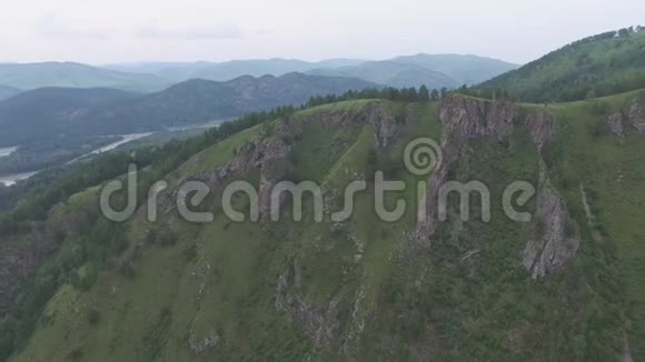 空中视频在山脉与无人机视频的预览图