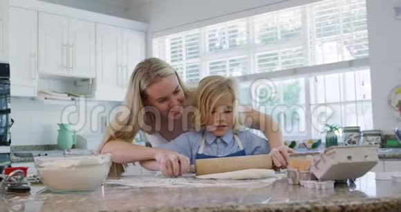 母亲和儿子在家做圣诞饼干视频的预览图