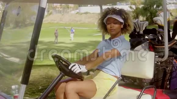 年轻女子驾驶高尔夫球车视频的预览图
