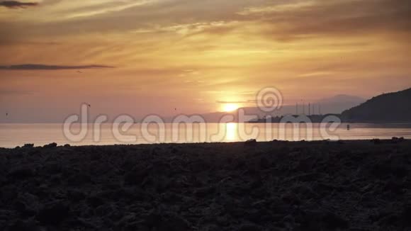 清晨日出在印度尼西亚的热带PemuteranBali海滩上夹着4k高分辨率视频的预览图