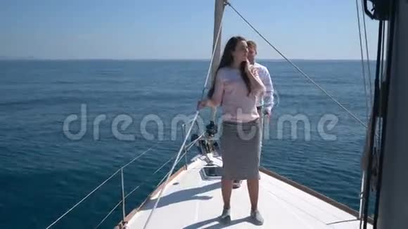 游艇上浪漫的求婚场景视频的预览图