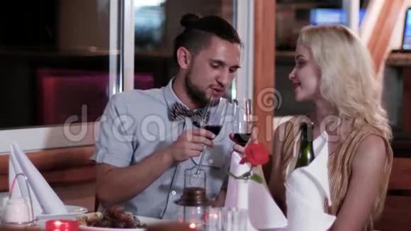浪漫的气氛男人和女人在餐馆约会在餐馆吃浪漫的晚餐丈夫和妻子视频的预览图