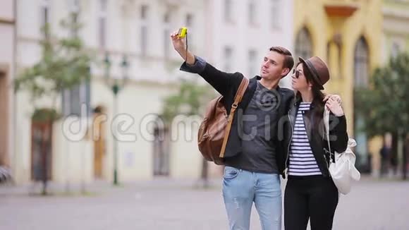 浪漫情侣一起散步在欧洲自拍有着著名地标的快乐情侣欣赏城市风景视频的预览图