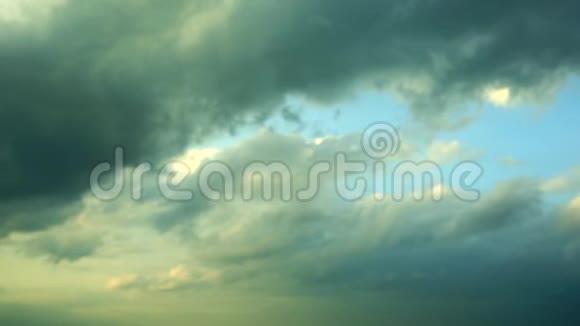 天启戏剧云在天空中移动时间流逝视频的预览图