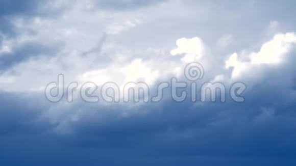 天启戏剧云在天空中移动时间流逝视频的预览图
